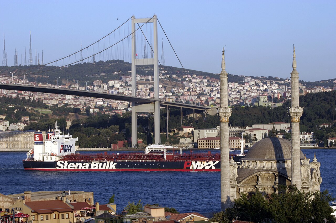 İstanbul Boğazı ve Ortaköy Camii — arşiv fotoğrafı